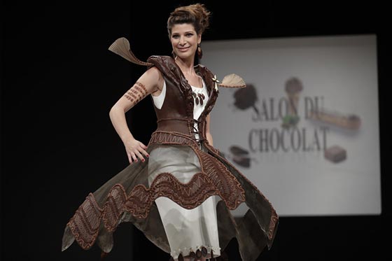 معرض في باريس يقدم عرضا للأزياء بثياب مصنوعة من الشوكولاتة صورة رقم 2