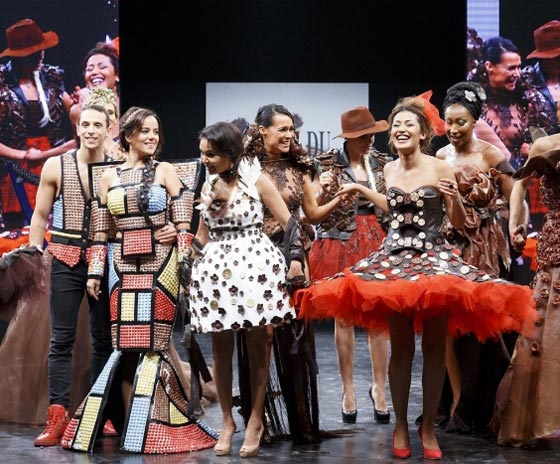معرض في باريس يقدم عرضا للأزياء بثياب مصنوعة من الشوكولاتة صورة رقم 10
