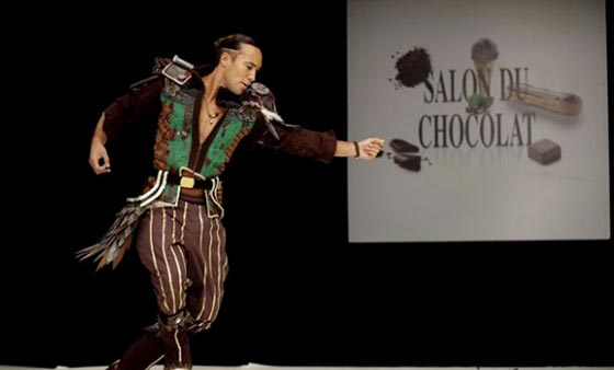 معرض في باريس يقدم عرضا للأزياء بثياب مصنوعة من الشوكولاتة صورة رقم 9