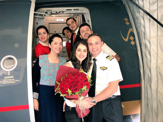 طيار يتقدم لخطبة حبيبته على متن رحلة الملكية الأردنية إلى دبي.. صور صورة رقم 1