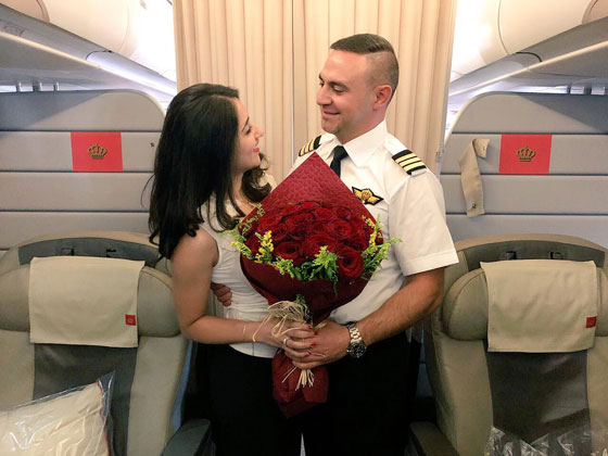 طيار يتقدم لخطبة حبيبته على متن رحلة الملكية الأردنية إلى دبي.. صور صورة رقم 2