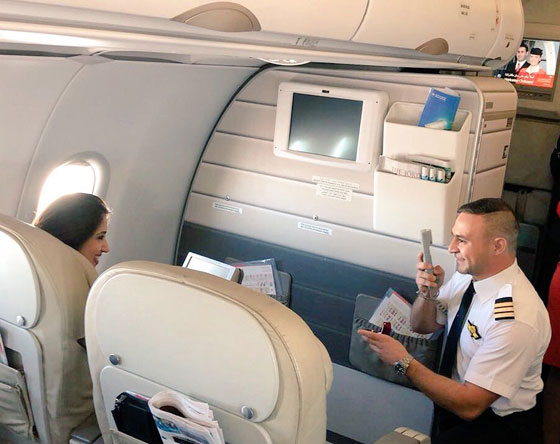 طيار يتقدم لخطبة حبيبته على متن رحلة الملكية الأردنية إلى دبي.. صور صورة رقم 3