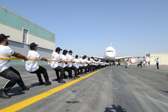 دبي: 56 شرطياً يجرون أضخم طائرة ركاب بالعالم.. صور صورة رقم 1