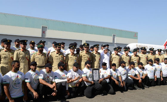 دبي: 56 شرطياً يجرون أضخم طائرة ركاب بالعالم.. صور صورة رقم 3