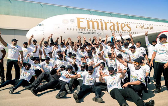 دبي: 56 شرطياً يجرون أضخم طائرة ركاب بالعالم.. صور صورة رقم 4