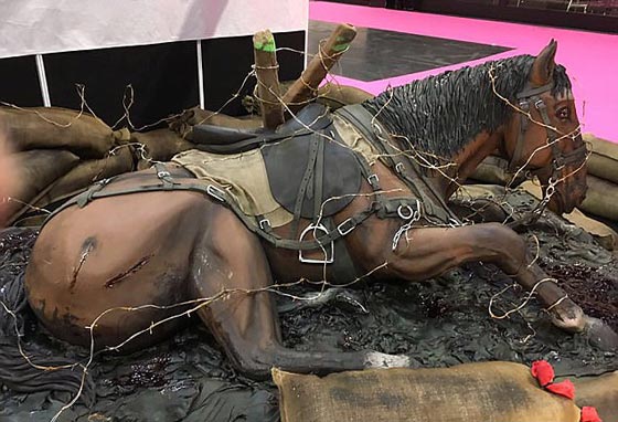 بريطانية تصمم أكبر كعكة بشكل حصان ترصد معاناة الخيول في الحروب! صور صورة رقم 1