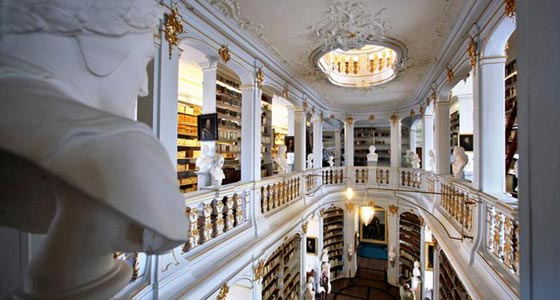 تعرف على أجمل وأفخم المكتبات في العالم شكلها يشجع على القراءة صورة رقم 1