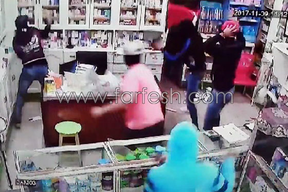 فيديو مرعب.. إعتداء وحشي بالسيوف على صيدلية في مصر صورة رقم 6