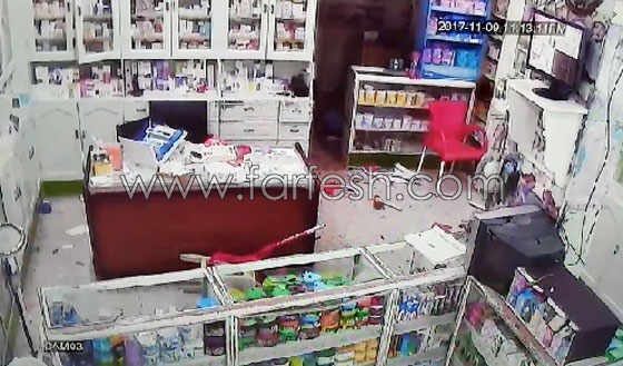فيديو مرعب.. إعتداء وحشي بالسيوف على صيدلية في مصر صورة رقم 12