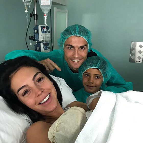 نجم كرة القدم العالمي كريستيانو رونالدو يرزق بطفلة جديدة صورة رقم 2