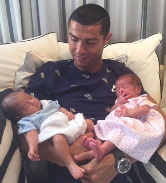 نجم كرة القدم العالمي كريستيانو رونالدو يرزق بطفلة جديدة صورة رقم 4