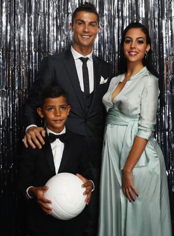 نجم كرة القدم العالمي كريستيانو رونالدو يرزق بطفلة جديدة صورة رقم 5