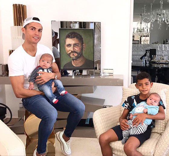 نجم كرة القدم العالمي كريستيانو رونالدو يرزق بطفلة جديدة صورة رقم 6