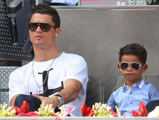 نجم كرة القدم العالمي كريستيانو رونالدو يرزق بطفلة جديدة صورة رقم 10