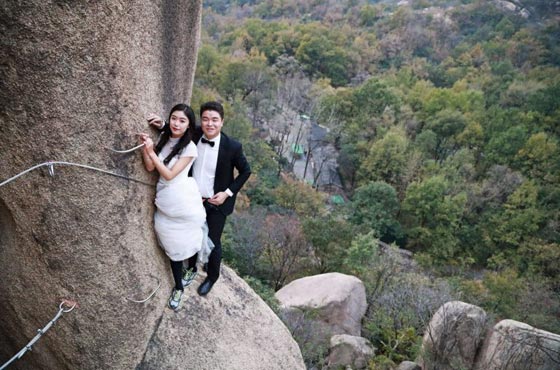 صور غريبة: زوجان صينيان يتزوجان على منحدر جبلي في أخطر حفل زفاف!  صورة رقم 5