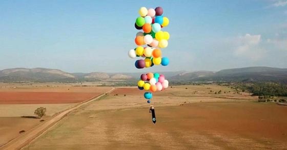 فيديو مدهش.. مغامر يحلق في السماء باستخدام مئات البالونات الملونة صورة رقم 1
