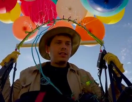 فيديو مدهش.. مغامر يحلق في السماء باستخدام مئات البالونات الملونة صورة رقم 4