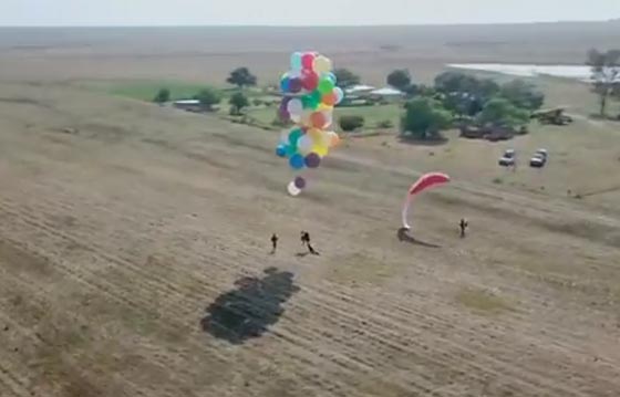 فيديو مدهش.. مغامر يحلق في السماء باستخدام مئات البالونات الملونة صورة رقم 2