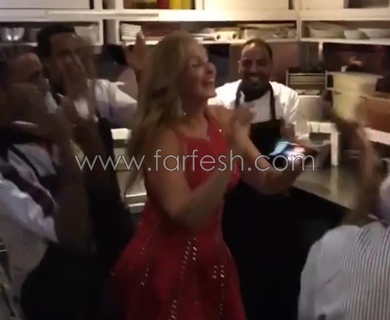 فيديو يسرا ترقص على أغنيتها (3 دقات) مع عمال مطعم صورة رقم 1