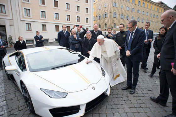 هذا ما فعله البابا بسيارة لامبورغيني وصلته هدية صورة رقم 1