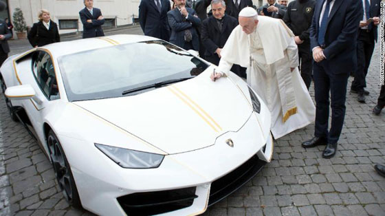 هذا ما فعله البابا بسيارة لامبورغيني وصلته هدية صورة رقم 3
