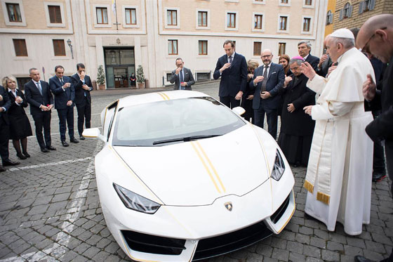 هذا ما فعله البابا بسيارة لامبورغيني وصلته هدية صورة رقم 4