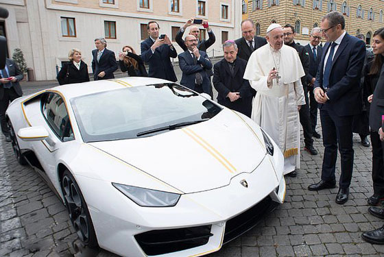 هذا ما فعله البابا بسيارة لامبورغيني وصلته هدية صورة رقم 5