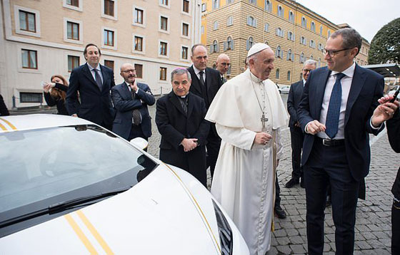 هذا ما فعله البابا بسيارة لامبورغيني وصلته هدية صورة رقم 7
