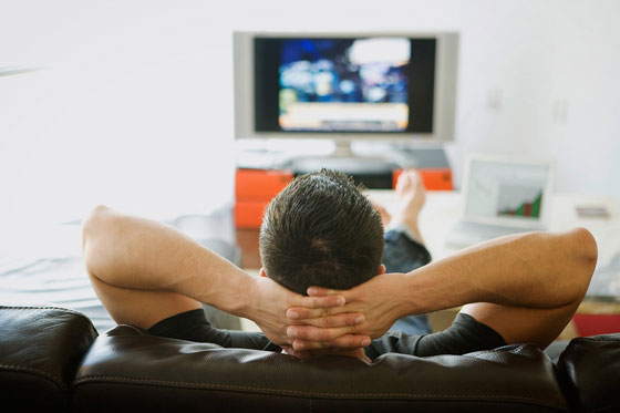 دراسة حديثة: مشاهدة التلفزيون تؤدي إلى الإصابة بتجلط الدم صورة رقم 2