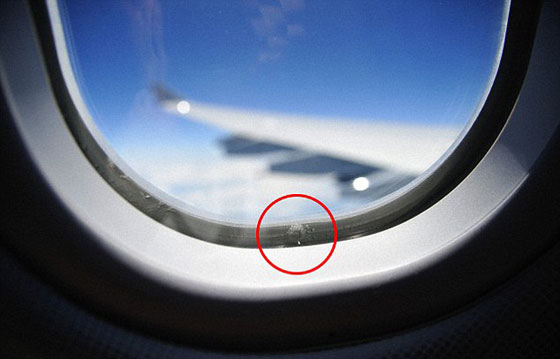 ما هو سر الثقوب الصغيرة في نوافذ الطائرات؟ صورة رقم 1