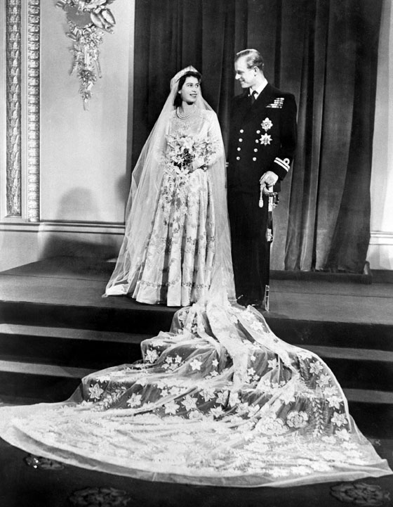 بالصورة.. الملكة إليزابيث ملكة بريطانيا والأمير فيليب يحتفلان بعيد زواجهما الـ70 صورة رقم 2