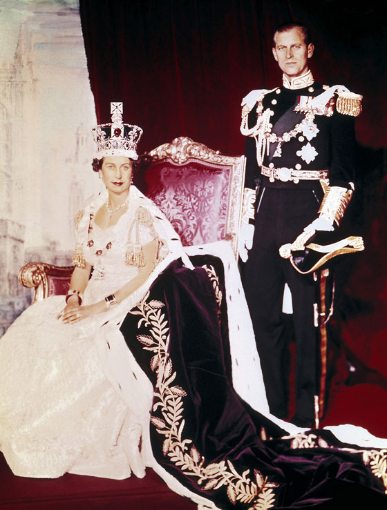 بالصورة.. الملكة إليزابيث ملكة بريطانيا والأمير فيليب يحتفلان بعيد زواجهما الـ70 صورة رقم 3