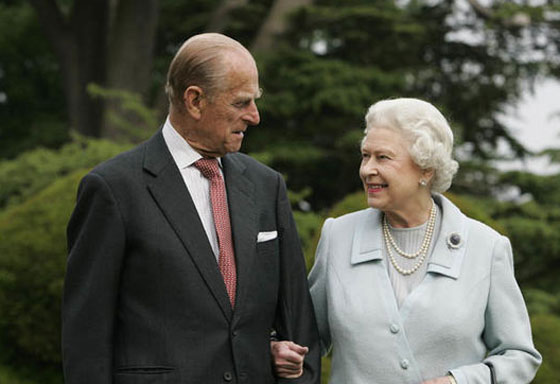 بالصورة.. الملكة إليزابيث ملكة بريطانيا والأمير فيليب يحتفلان بعيد زواجهما الـ70 صورة رقم 5