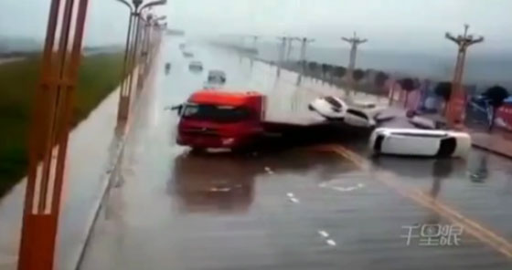 فيديو صادم.. شاحنة نقل سيارات تتعرض لحادث مروع صورة رقم 2