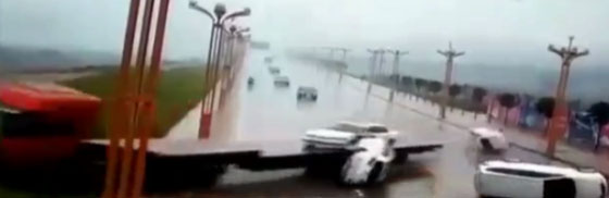 فيديو صادم.. شاحنة نقل سيارات تتعرض لحادث مروع صورة رقم 3