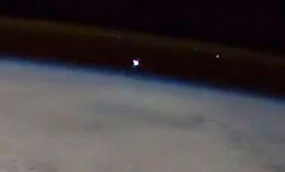 بالفيديو والصور.. جسم غريب يخترق الغلاف الجوي للأرض صورة رقم 1