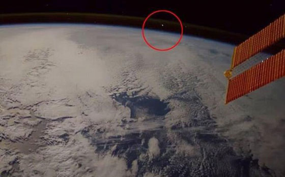 بالفيديو والصور.. جسم غريب يخترق الغلاف الجوي للأرض صورة رقم 3