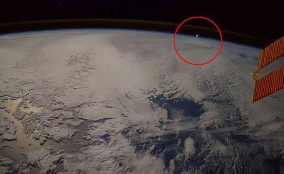 بالفيديو والصور.. جسم غريب يخترق الغلاف الجوي للأرض صورة رقم 4