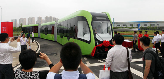 فيديو قطار ذكي وخارق ويسير دون سكك في الصين صورة رقم 5