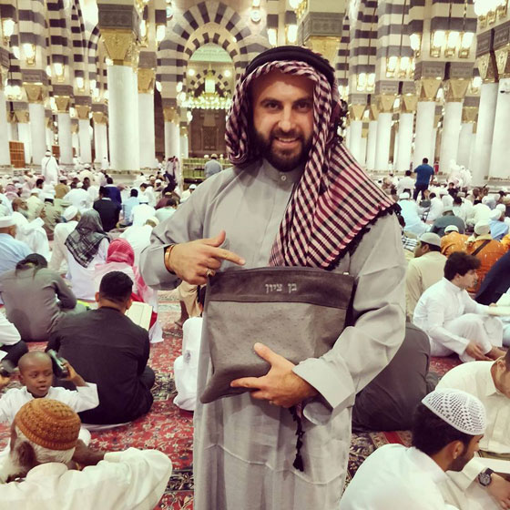 صور لمواطن إسرائيلي في المسجد النبوي تُثير غضبا على مواقع التواصل الإجتماعي صورة رقم 1