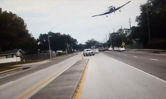 شاهدوا لحظة تحطم طائرة على طريق سريع.. فيديو وصور صورة رقم 1