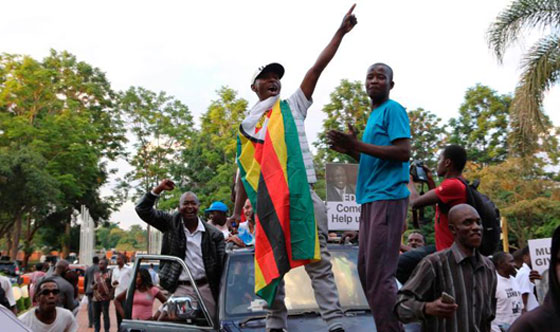 بالفيديو والصور.. فرحة في شوارع زيمبابوي ليلة سقوط موغابي صورة رقم 3