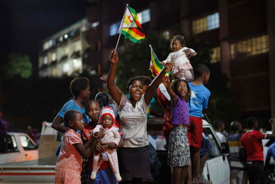 بالفيديو والصور.. فرحة في شوارع زيمبابوي ليلة سقوط موغابي صورة رقم 5