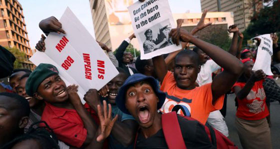 بالفيديو والصور.. فرحة في شوارع زيمبابوي ليلة سقوط موغابي صورة رقم 6