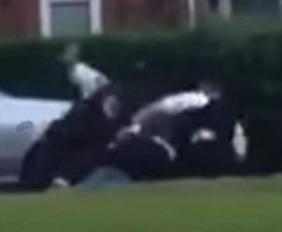 مقطع فيديو يظهر فيه ضباط شرطة يعتدون بعنف على مشتبه به صورة رقم 2