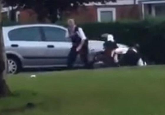 مقطع فيديو يظهر فيه ضباط شرطة يعتدون بعنف على مشتبه به صورة رقم 1