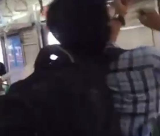 بالفيديو.. راكب يضع حد لحياة ثعبان في احد قطارات إندونيسيا صورة رقم 1