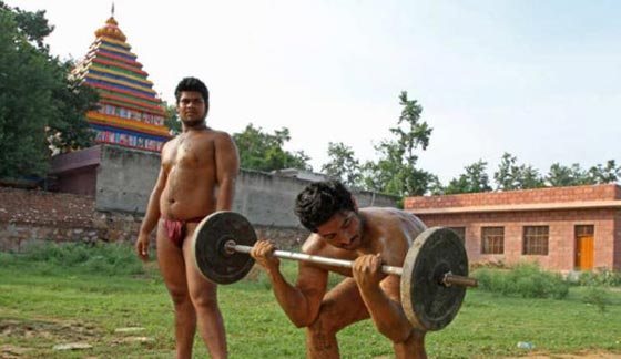بالفيديو والصور..  قرية هندية لأصحاب العضلات قد تجعلك سوبر مان صورة رقم 7