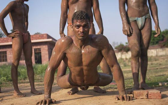 بالفيديو والصور..  قرية هندية لأصحاب العضلات قد تجعلك سوبر مان صورة رقم 3