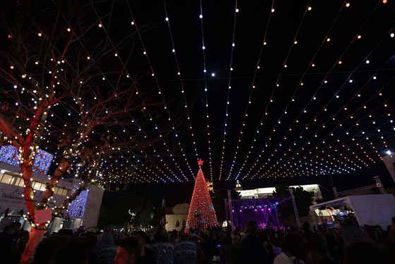 بالصور..  بيت لحم تضيء شجرة الميلاد في ساحة كنسية المهد صورة رقم 2